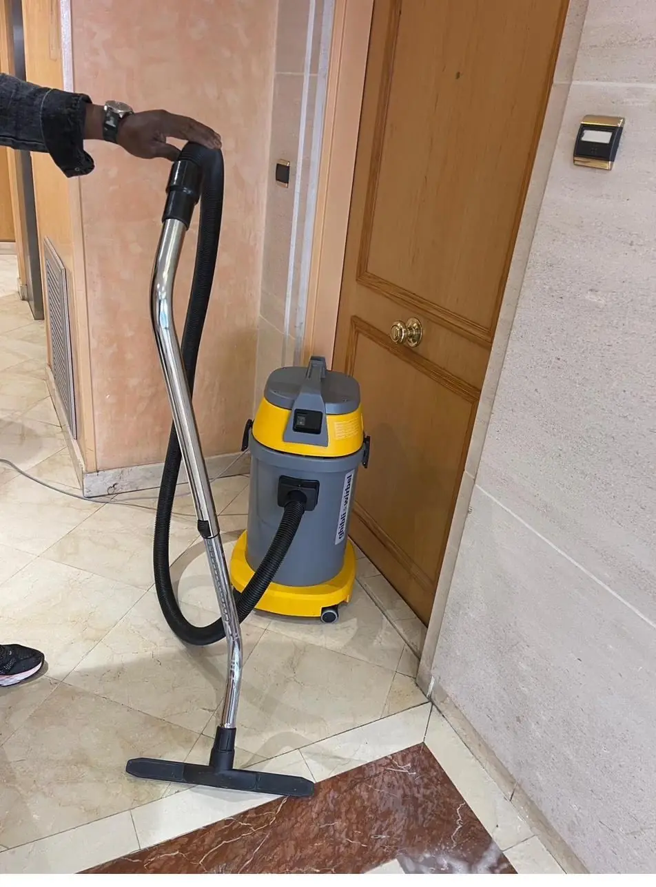 Aspiration d’un couloir d’immeuble par un agent Chabi CleanUp Pro