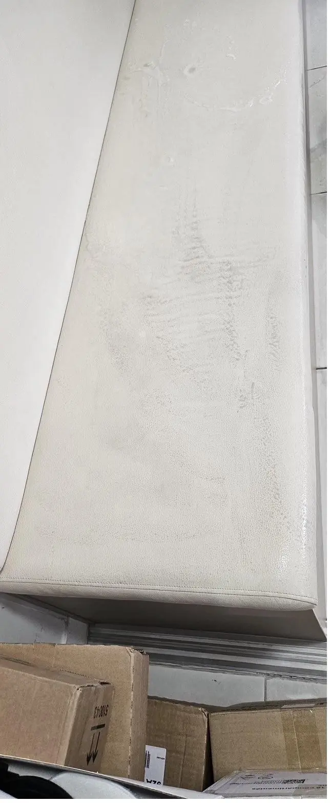 Banquette en cuir blanc tachée avant nettoyage