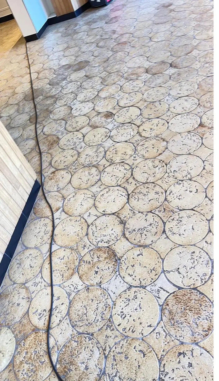 Couloir en galets encrassé avant intervention par Chabi CleanUp Pro