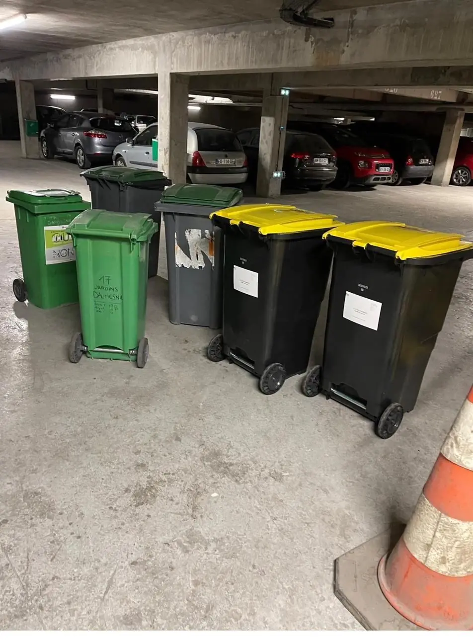 Bacs de collecte dans le parking d’une copropriété