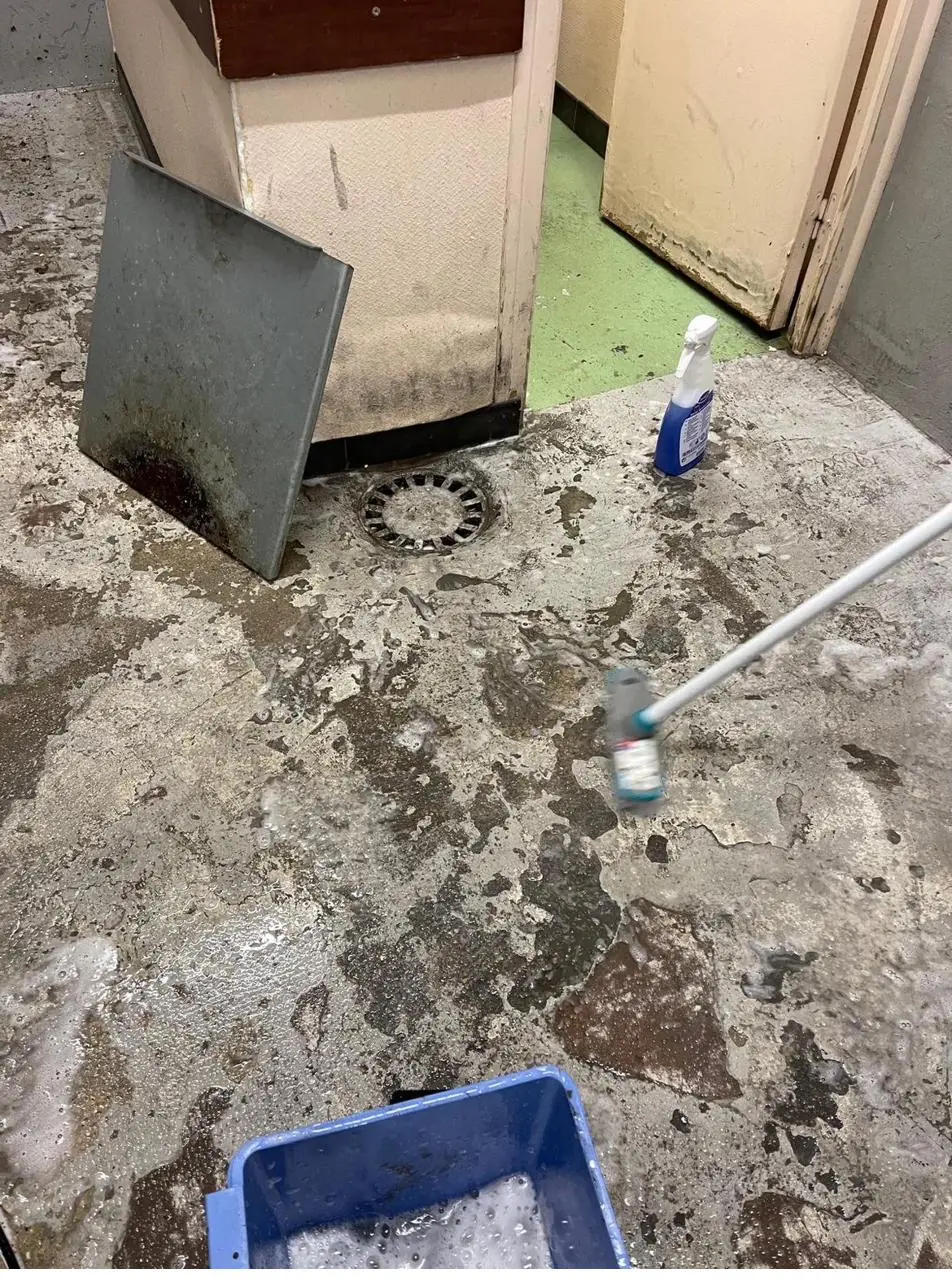 Sol de chantier en cours de nettoyage après travaux par Chabi CleanUp Pro