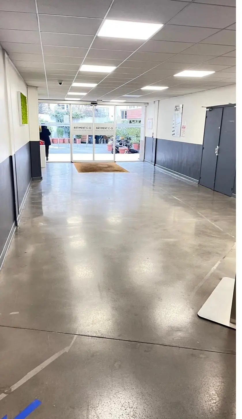 Couloir de bureaux nettoyé par Chabi CleanUp Pro
