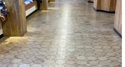 Couloir en galets nettoyé et lustré par Chabi CleanUp Pro