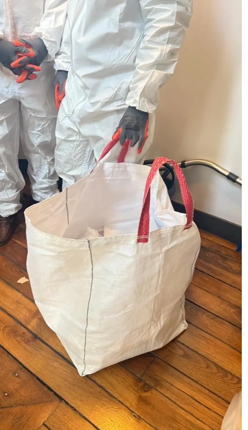 Enlèvement d’encombrants en tenue de protection sur un chantier Chabi CleanUp Pro