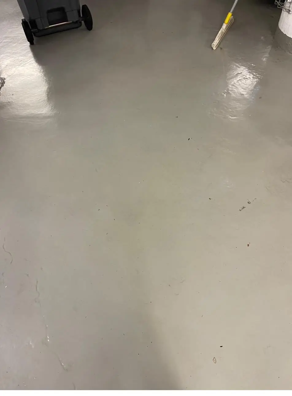 Décapage d’un sol à la monobrosse par Chabi CleanUp Pro