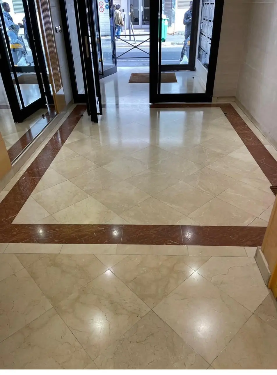 Hall d’entrée en marbre lustré par Chabi CleanUp Pro
