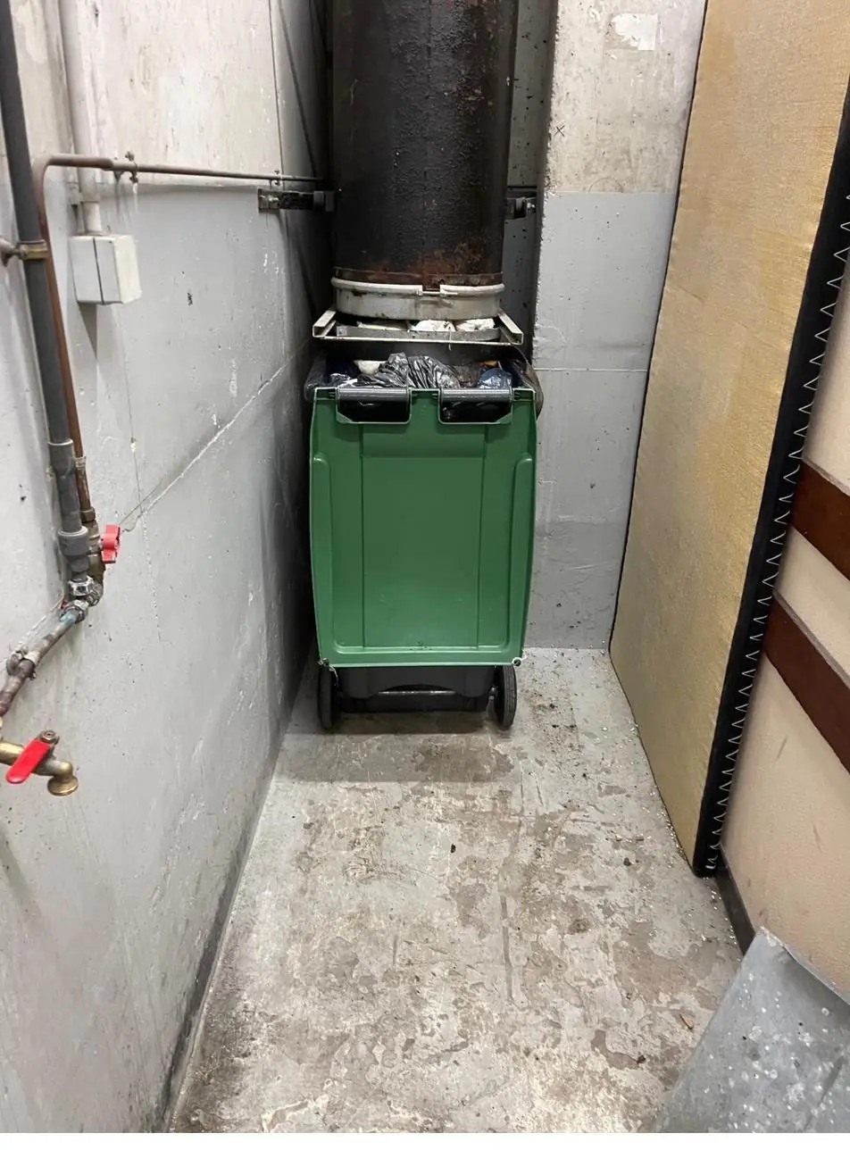 Local poubelles d’une copropriété avant nettoyage